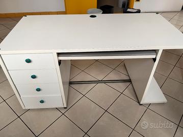 scrivania con cassetti 