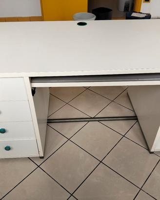 scrivania con cassetti 