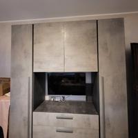 Armadio color cemento con vano tv