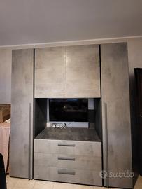 Armadio color cemento con vano tv