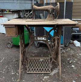 Macchina da cucire vintage SINGER