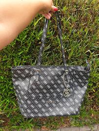 tote bag Guess in monogram con ciondolo 