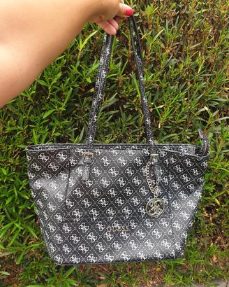 tote bag Guess in monogram con ciondolo 