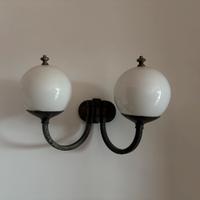Lampada a muro in vetro bianco con 2 luci vintage