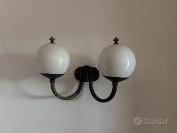 Lampada a muro in vetro bianco con 2 luci vintage