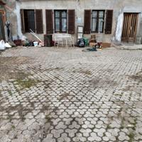 Casa indipendente tre lati