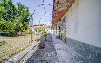 AMPIA VILLA SINGOLA CON GIARDINO!!