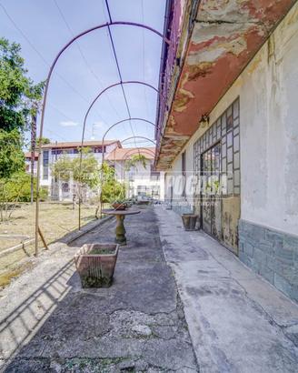 AMPIA VILLA SINGOLA CON GIARDINO!!