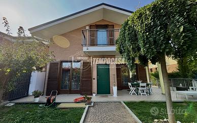 Villa indipendente su 4 lati con tavernetta e spaz