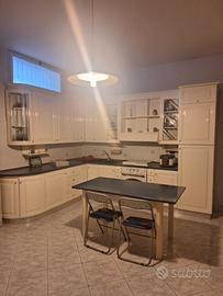 Cucina in legno bianca