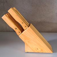 Ceppo in legno con 6 coltelli.