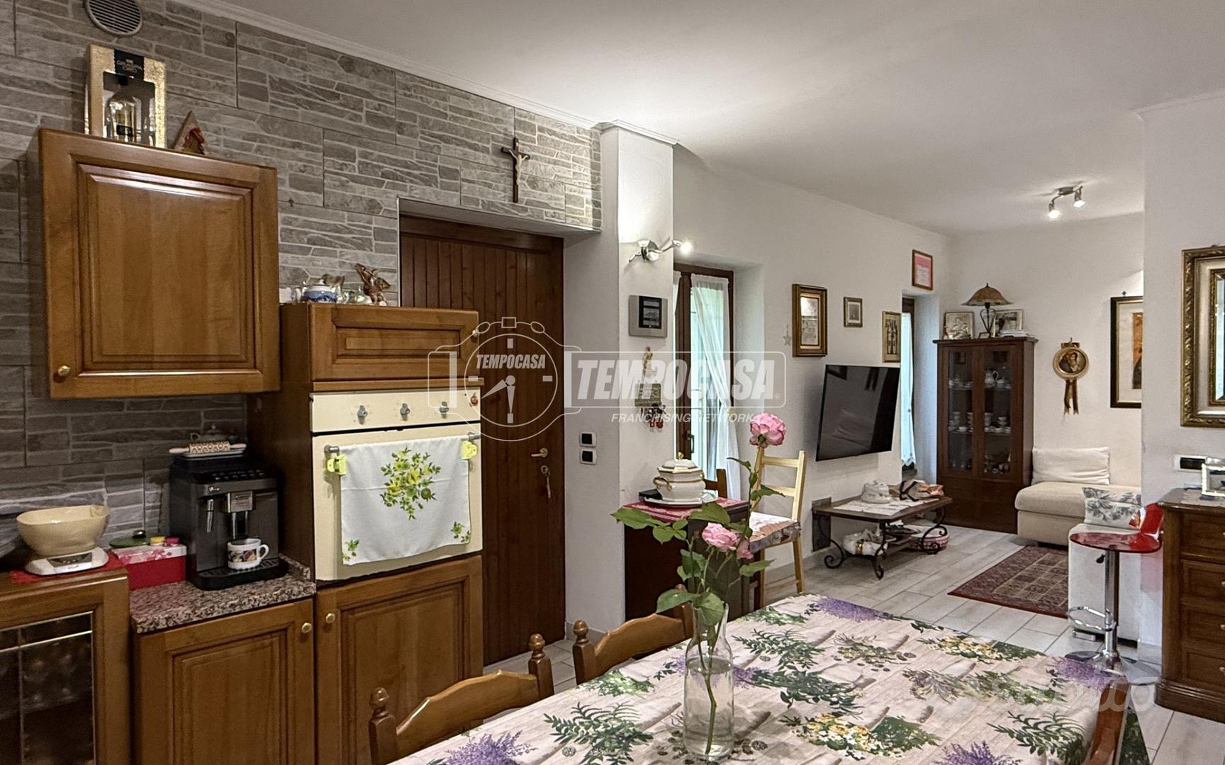 SOLUZIONE SEMINDIPENDENTE CON AMPIO GIARDINO