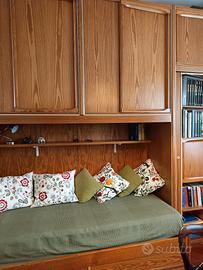 Intera camera con armadi/2letti/librerie in legno.