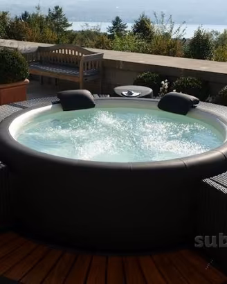 Piscina Idromassaggio gonfiabile rivestita rattan