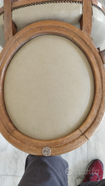 Sedia con braccioli a medaglione