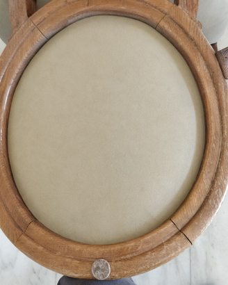 Sedia con braccioli a medaglione