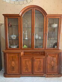 Mobile Cristalliera Tavolo con 6 sedie e divano