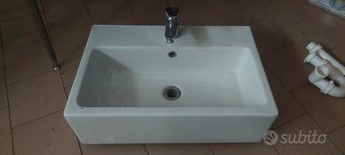 Lavello a muro con Rubinetto