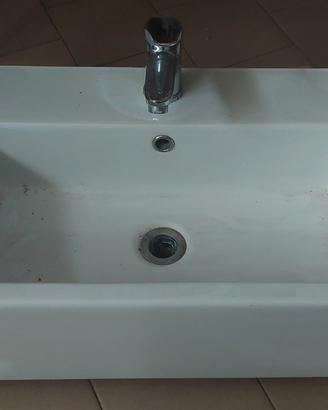 Lavello a muro con Rubinetto