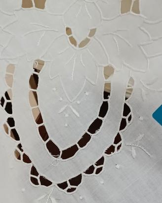 Lenzuolo e Federe Puro Lino Ricami e Intaglio 