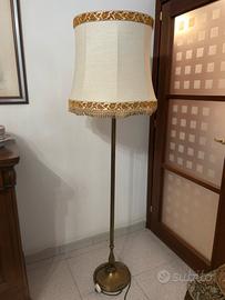 Lampada da terra con piantana