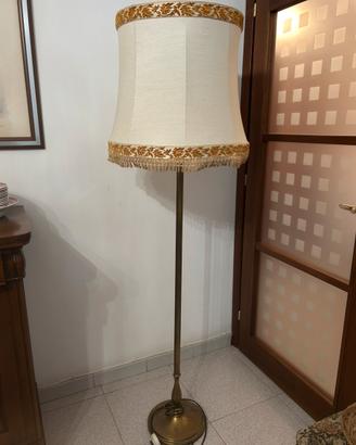 Lampada da terra con piantana