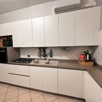 Cucina su misura completa piano in quarzo