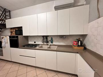 Cucina su misura completa piano in quarzo