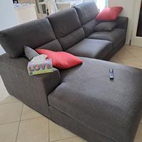 Divano in tessuto utilizzato poco tenuto con cura