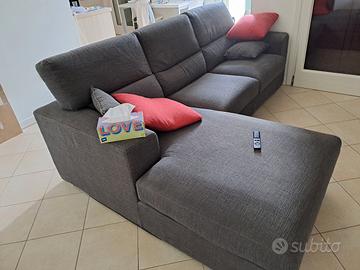 Divano in tessuto utilizzato poco tenuto con cura