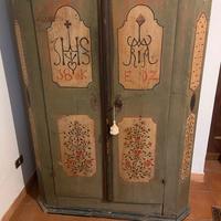 Armadio antico tirolese dipinto a mano