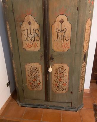 Armadio antico tirolese dipinto a mano