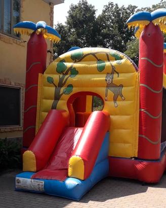 Gioco gonfiabile usato per bambini con scivolo
