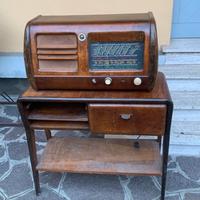 Antico Radio con mobile giradischi