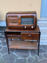 Antico Radio con mobile giradischi