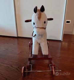 Cavallo a dondolo in legno per bambini
