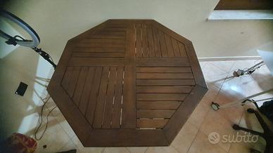 Tavolo di legno con TREsedie