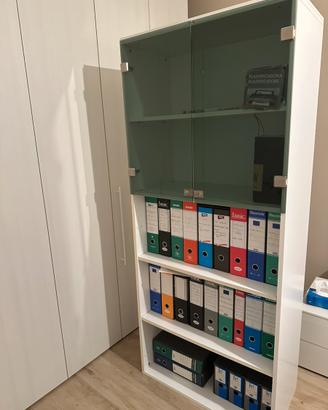 Libreria con vetrinetta