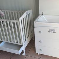 Lettino + il mobiletto con la vaschetta per il lav