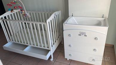 Lettino + il mobiletto con la vaschetta per il lav