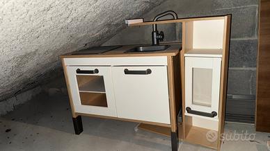 Cucina giocattolo per bambini.