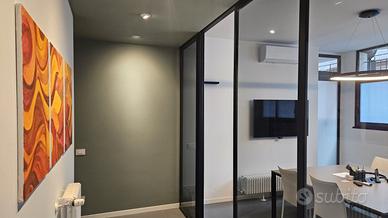 Ufficio arredato con sala riunioni e servizi