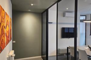 Ufficio arredato con sala riunioni e servizi