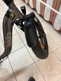 bici elettrica teklio colore nera e verde seminuov