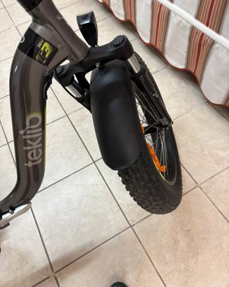 bici elettrica teklio colore nera e verde seminuov