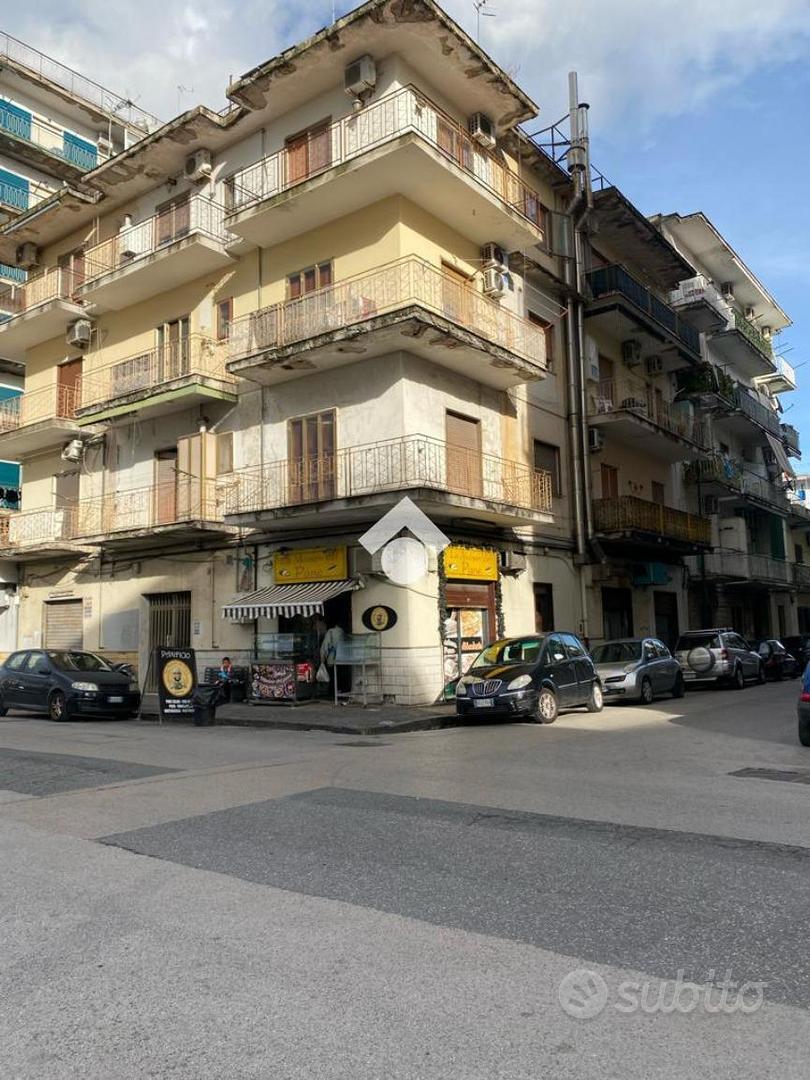 NEGOZIO A NAPOLI - Vista 4