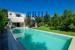 Elegante villa con piscina a Is Molas