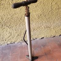 pompa vintage per bici in legno e ghisa