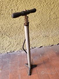 pompa vintage per bici in legno e ghisa