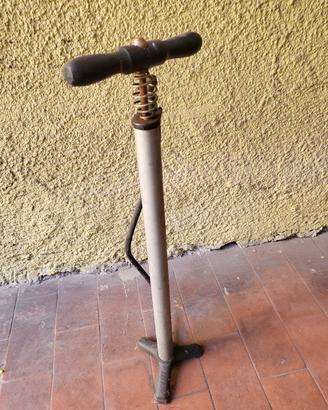 pompa vintage per bici in legno e ghisa